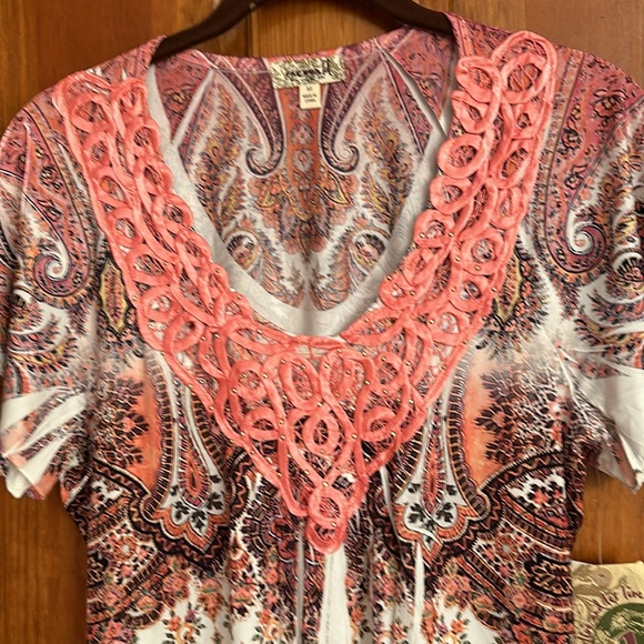 Beautiful short sleeve top with beautiful design comes with matching kimono 💖 - Picture 3 of 6